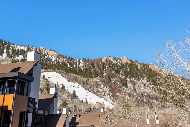 The Durant Condos are located between the Aspen Mountain Gondola and the Shadow Mountain Lift making it easy to get out for a few runs!